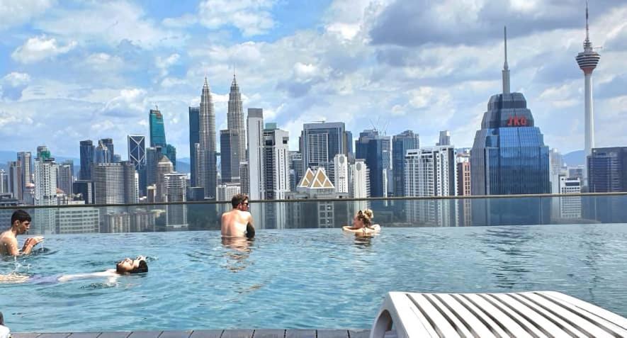 Regalia Suites Klcc View Rooftop Infinity Pool By Angkasa Homes Kuala Lumpur Extérieur photo